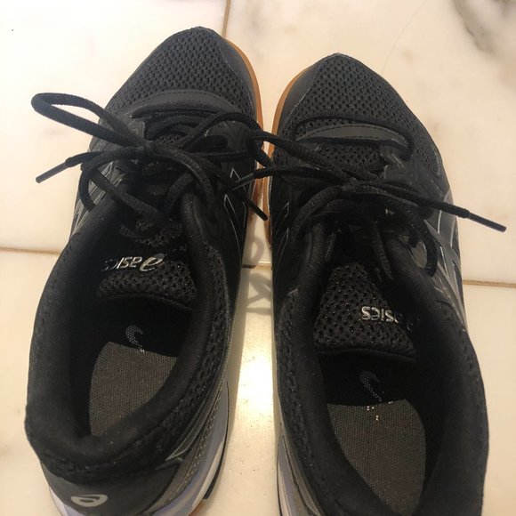 LIKE NEW ASICS VOLLEYBALL SHOES - Picture 6 of 7
